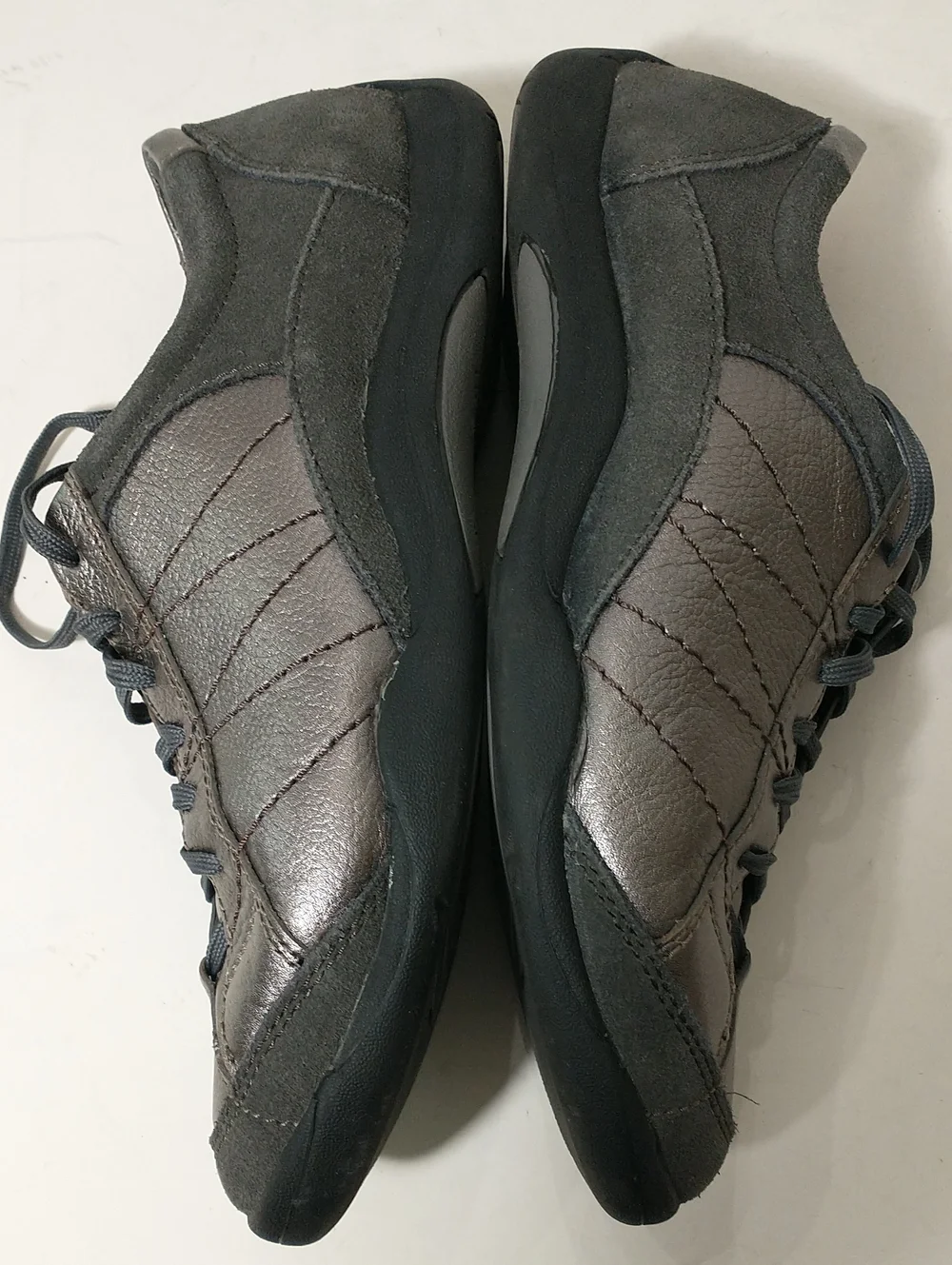 LIKE NEW Hush Puppies Metallic Low Sneaker, Size 9, Artsy, Trendy, Fall Staple